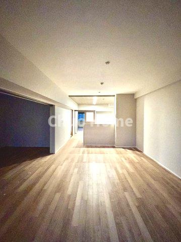 清新南ハイツ12号棟のダイニング|【ダイニング】忙しい朝でも、しっかり家族が揃って食事をして頂けるゆとりある大きさのダイニングスペース。奥様が作る手料理をカウンター越しに受けとって頂き、テーブルで囲む素敵な時間を存分に愉しんで下さい。