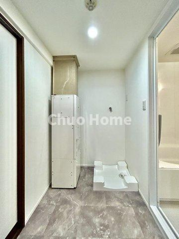 清新南ハイツ12号棟のランドリースペース|【ランドリースペース】担当者がスケールを持ち歩いておりますので、ご見学時には現在お使いの洗濯機などがきちんと収まるかなどもチェックして下さい。見学前に測っておくと非常に便利だと思います。