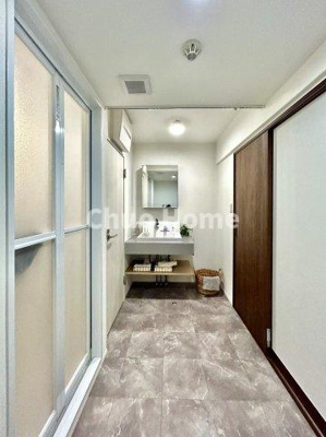 【脱衣所】 | 清新南ハイツ12号棟 | 【洗面所】明るい洗面所は朝をすっきりさせてくれる空間です。バタバタしている忙しい朝でも収納が多い洗面台では短い時間で効率良く支度ができます。