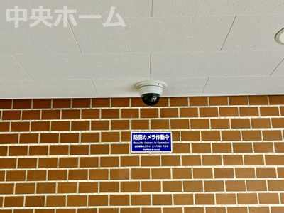 【防犯設備】 | 清新南ハイツ12号棟 | 【防犯カメラ】何かあった時の大事な証拠になることももちろんなりますが、防犯というくらいですので大事なのは防犯カメラがあることによって抑止力につながることですよね。