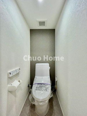 【トイレ】 | 清新南ハイツ12号棟 | 【トイレ】 収納スペースをしっかりと確保した温水洗浄便座機能付きトイレ。温水洗浄便座は清潔にお使いいただくための大切なアイテムです。