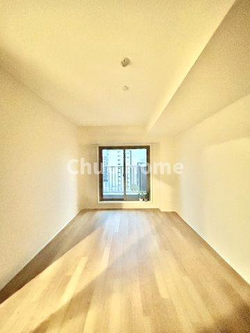 清新南ハイツ12号棟の洋室|【洋室】快適に過ごす条件は、一人ひとり違います。だからこそ飾り過ぎないシンプルな内装と偏り過ぎないデザインで統一しております。居住していく中でオーナー様だけの【マイホーム】に創り上げて下さい