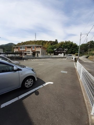 ハッピーブライト　アロッジオの駐車場