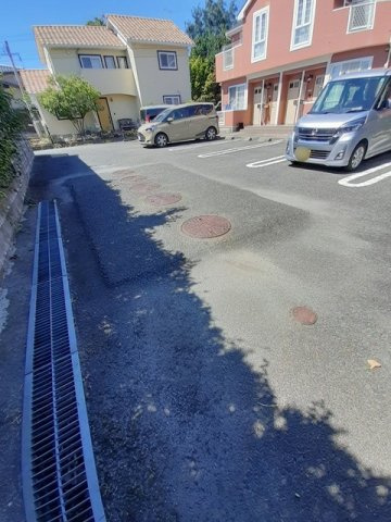 サン・ウィステリアの駐車場