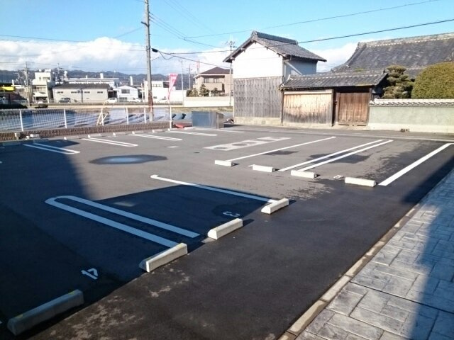 エテルノの駐車場