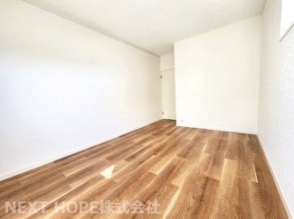 【洋室】 | ドエル南塚口B棟 | 洋室5.5帖です♪令和７年9月リフォーム済み！お待たせ無しで即ご入居していただけます！素敵な室内をぜひ現地でご確認ください！