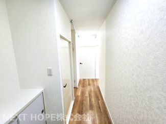 【内装】 | ドエル南塚口B棟 | 玄関から廊下部分です♪令和７年9月リフォーム済み！お待たせ無しで即ご入居していただけます！素敵な室内をぜひ現地でご確認ください！