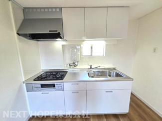 【キッチン】 | ドエル南塚口B棟 | 新品のシステムキッチンです♪収納力も有り、使い勝手も良いです！！シンク前には窓も有り、明るく快適です！！