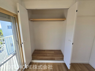 【収納】 | ドエル南塚口B棟 | 洋室6帖のクローゼットです♪バルコニーから取り込んだ洗濯物もすぐに収納できますね(^^)