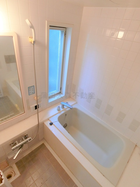 小澤メゾネットの浴室|窓と追焚付きのお風呂　バスルーム