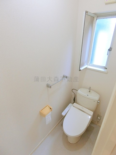 小澤メゾネットのトイレ|1階窓と温水洗浄便座付きのトイレ