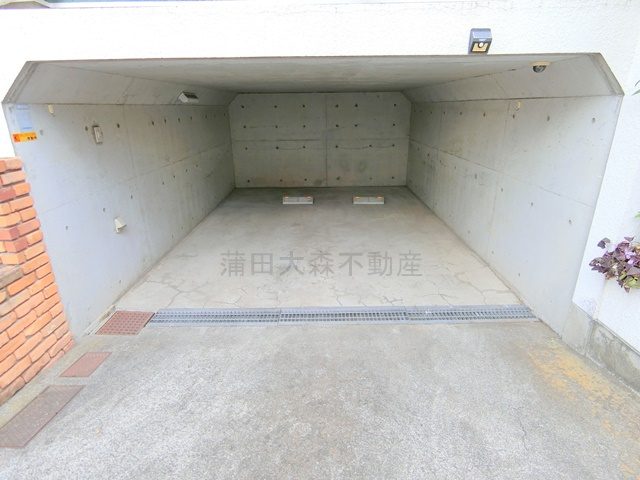 小澤メゾネットの駐車場|地下平置き駐車場！