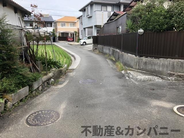 松山市越智３丁目の売地の前面道路含む現地写真|前面道路含む現地写真です