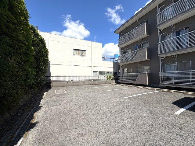 仁科レジデンスの駐車場|西棟駐車場