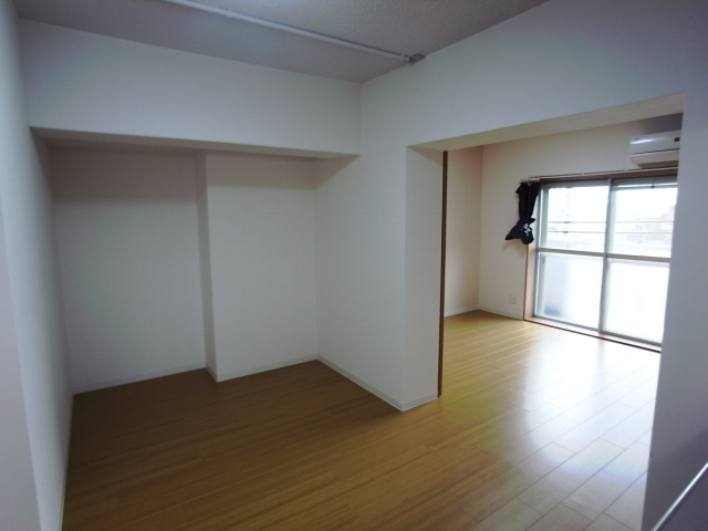 ユーコート岡本の居間・リビング