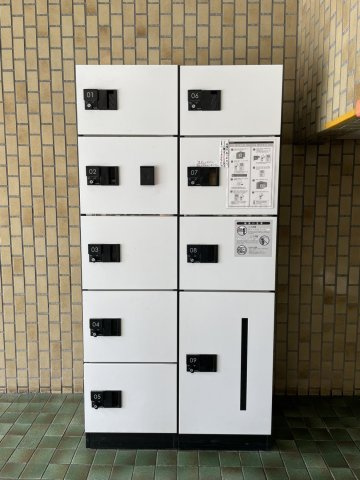 トーカンマンション新上橋第10の設備|エントランスには宅配ボックスがあり、便利です。