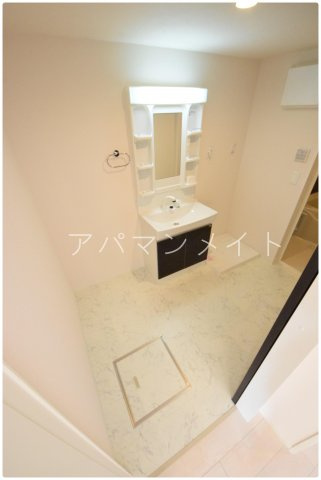 【設備】 | COMFORTIA | ゆったりとした脱衣所・洗濯機置き場です
