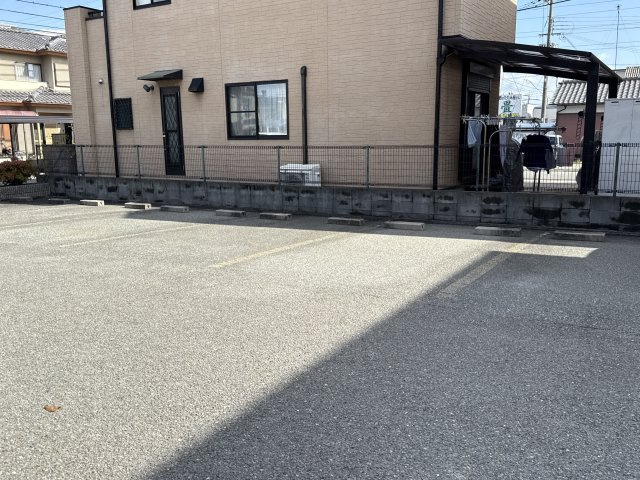 メゾンファミーユＡ棟の駐車場