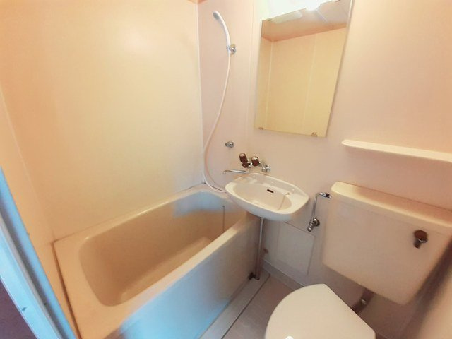 ハイツ東山の浴室|コンパクトで使いやすいお風呂です