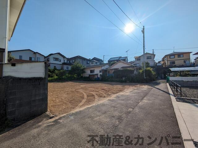 松山市朝美２丁目の売地の前面道路含む現地写真