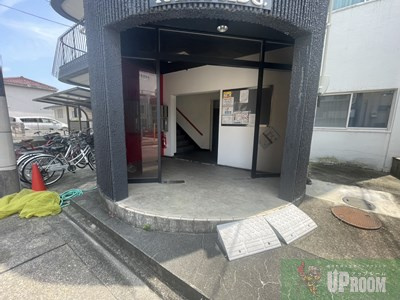 高見かえでビルのエントランス
