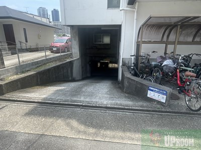 高見かえでビルの駐車場