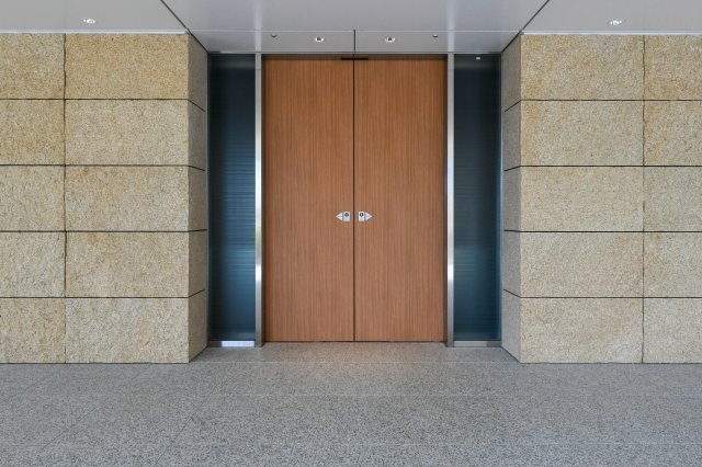 Sun Village A棟 5階|エントランス写真です。セキュリティ性の高いダブルオートロックシステムを採用。