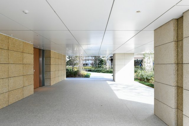 Sun Village A棟 5階|エントランス写真です。セキュリティ性の高いダブルオートロックシステムを採用。