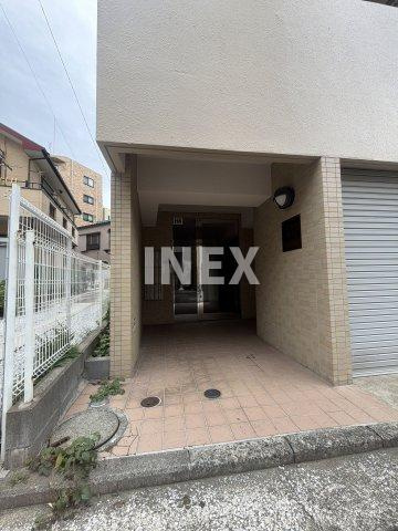 横浜市神奈川区二ツ谷町の賃貸マンションのエントランス