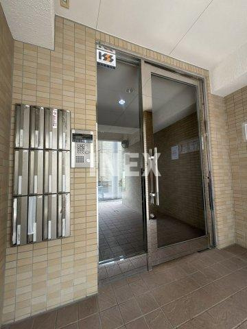 横浜市神奈川区二ツ谷町の賃貸マンションのエントランス