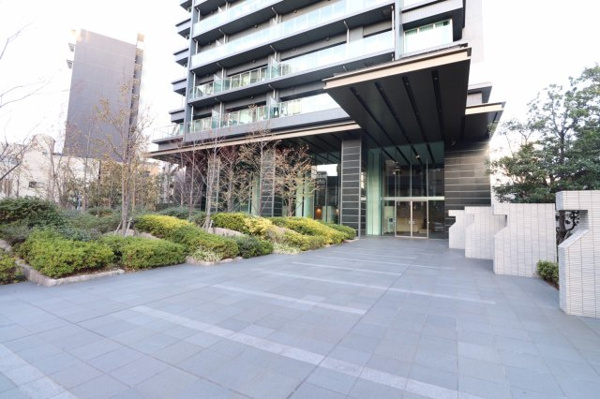  | 【エントランス外観】暮らしに潤いを与える緑豊かなエントランスアプローチと、広大なグローブガーデン！