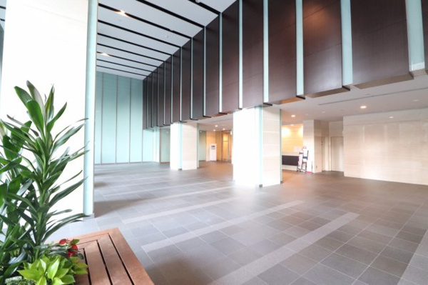 【ロビー】 | 【グランドロビー】伸びやかな二層吹抜けに、天井まで届く開放的なガラスウォール！約240平米の大空間！