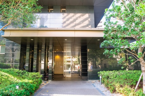  | 【サブエントランス外観】植え込みがゆったりと設けられています。豊かな緑に囲まれた潤い溢れるスペース！