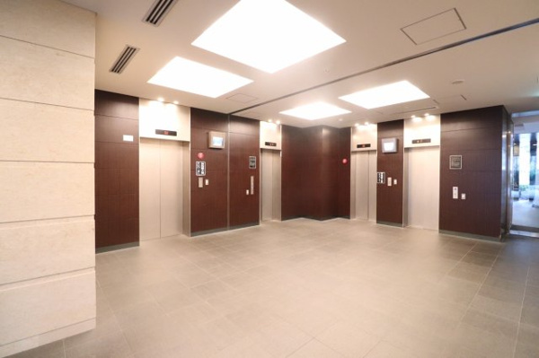 【その他共用部分】 | 【エレベーターホール】広いスペースを確保しています。低層階用と高層階用でエレベーターが分かれます！