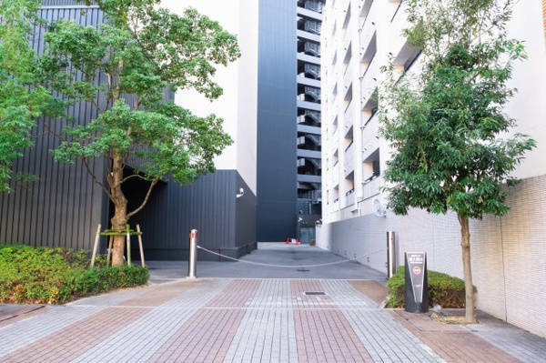 【駐車場】 | 【敷地内駐車場】きちんと整備されたきれいな駐車場です！十分な広さがあり、車の出し入れもスムーズ！