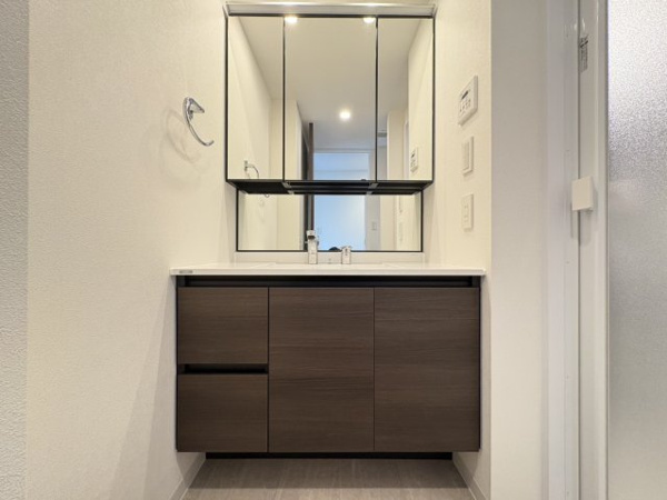 【独立洗面台】 | 【独立洗面台】三面鏡裏収納や、下部にも収納スペースありで洗面台を綺麗に保てます☆