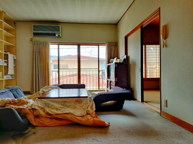 南部町阿賀中古戸建の居間・リビング|堀ごたつとなっております。