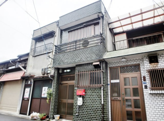 天下茶屋貸家の外観