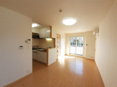 【居間・リビング】 | ブリッサ・ＩＺＵＭＩ | こちらのリビングで趣味の時間をお楽しみください