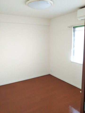 サーパス久保田南の洋室