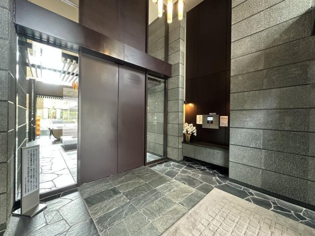 三鷹市下連雀８丁目の中古マンションのエントランス