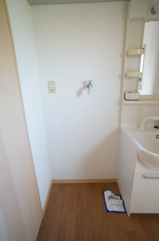 グリーンハイム伊丹の設備|室内洗濯機置き場です
参考、同建物・同間取りの号室