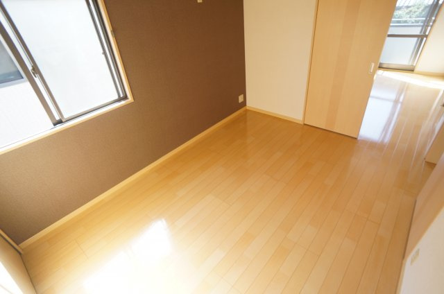 グリーンハイム伊丹の寝室|ブラウンのアクセントクロスを貼りました！
参考、同建物・同間取りの号室