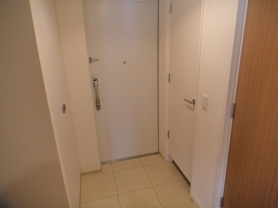 プライムメゾン南2条の玄関