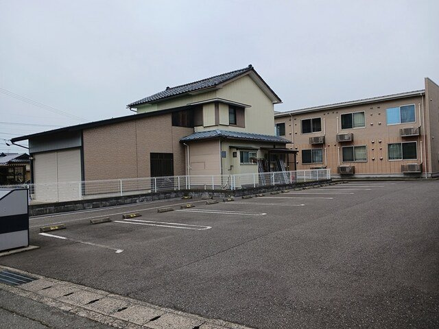 エル・ブロ－テの駐車場