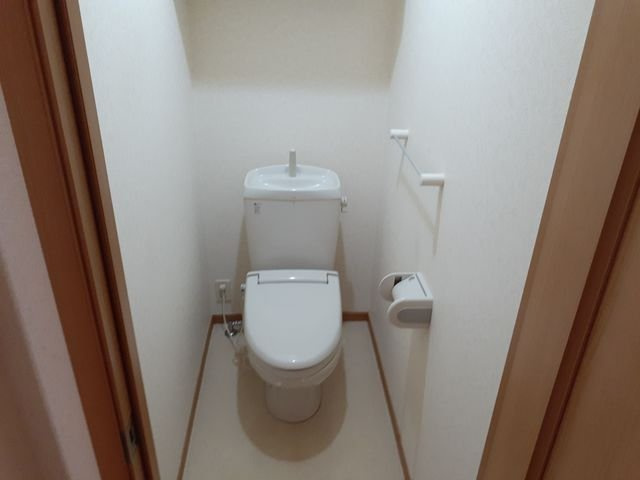 落ち着いた色調のトイレです