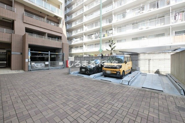 レジディア谷町の駐車場