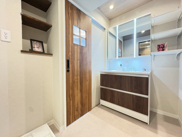 コージースクエア大和八木の洗面所|鏡うらが収納になった3面鏡付き洗面化粧台