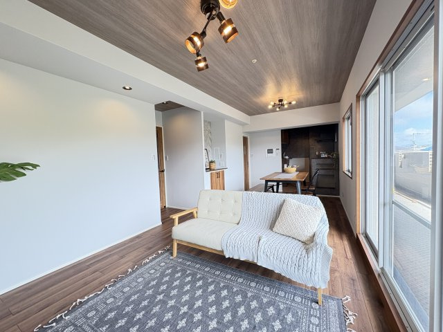 コージースクエア大和八木の居間・リビング|明るいリビングダイニングです