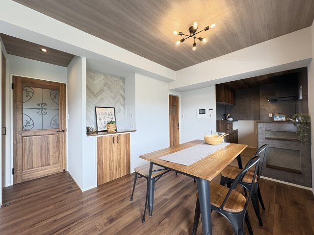 コージースクエア大和八木の居間・リビング|キッチンからダイニングへ動線が良いです